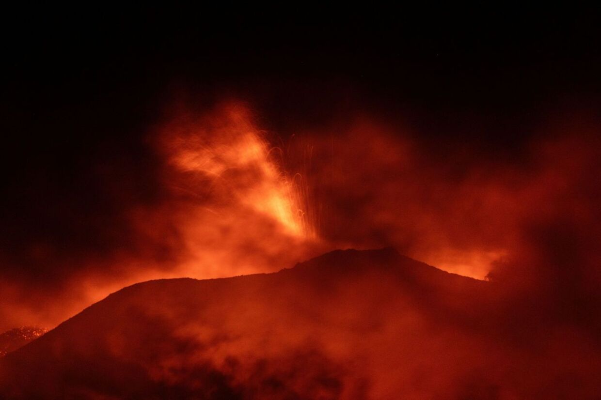 Europas mest aktive vulkan Etna er i udbrud og skaber nu kaos for rejsende til og fra Sicilien.
