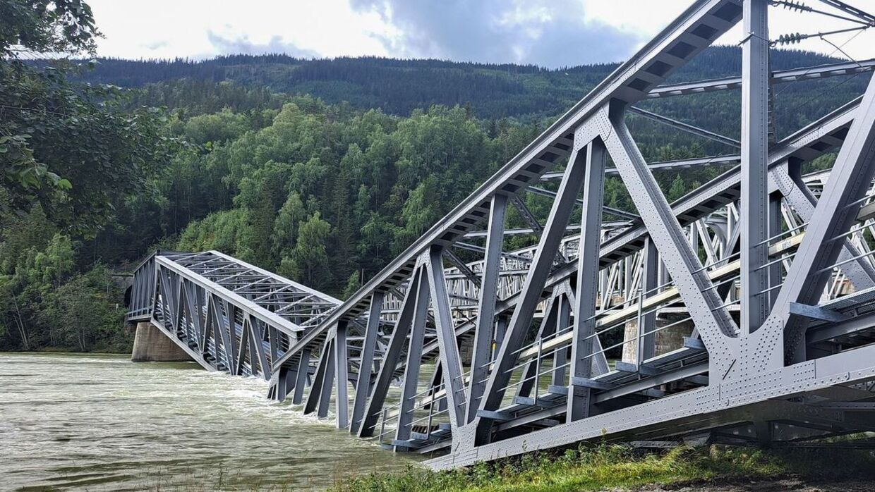 A collapsed railway bridge over the Gudbrandsdalslagen river is seen in Ringebu, Norway, August 14, 2023. Lars Skjeggestad Kleven/NTB/via REUTERS ATTENTION EDITORS – THIS IMAGE WAS PROVIDED BY A THIRD PARTY. NORWAY OUT.NO COMMERCIAL OR EDITORIAL SALES IN NORWAY.