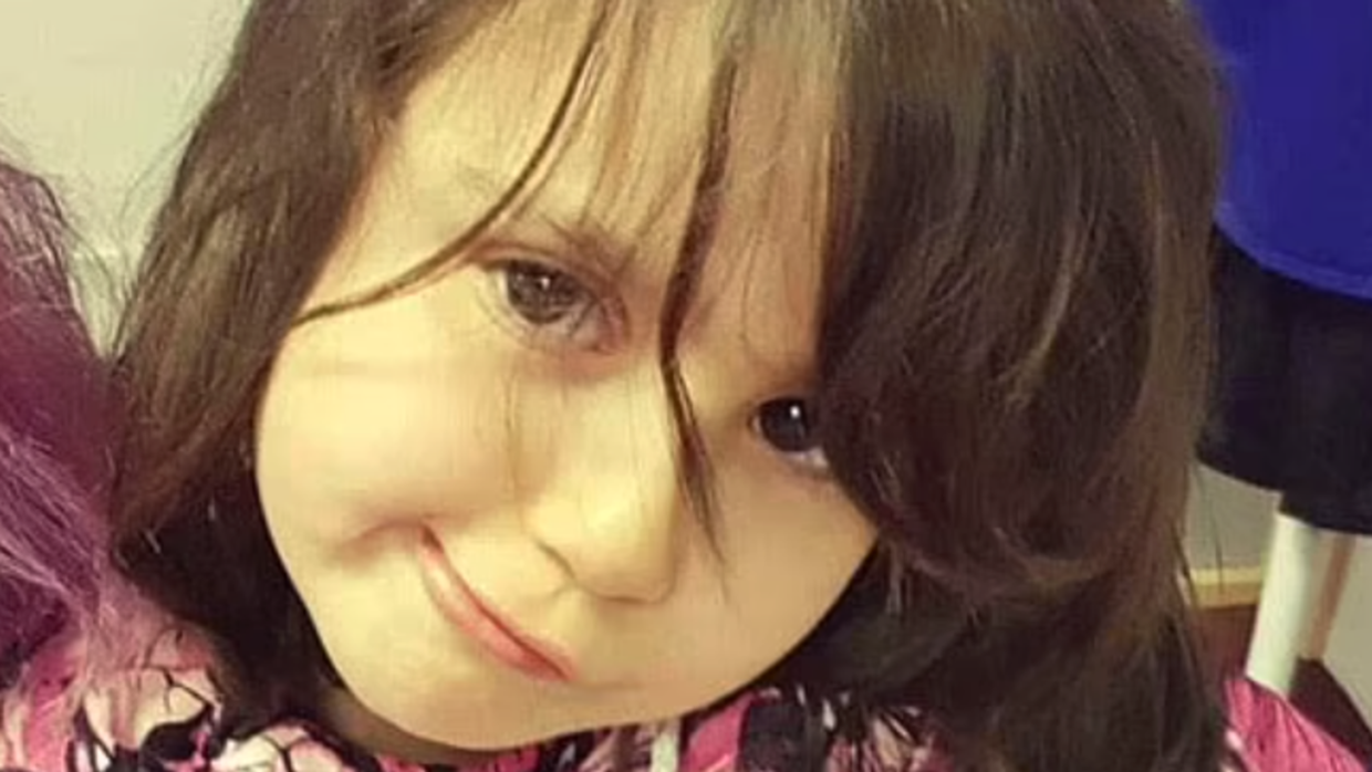 Tiårige Sara Sharif blev fundet død i et hus i den engelske by Woking.