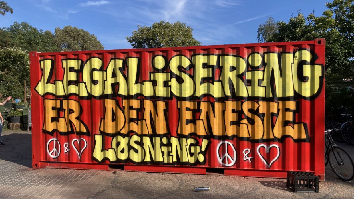 Ny graffiti på container, der var del af den seneste Pusher Street-blokade.