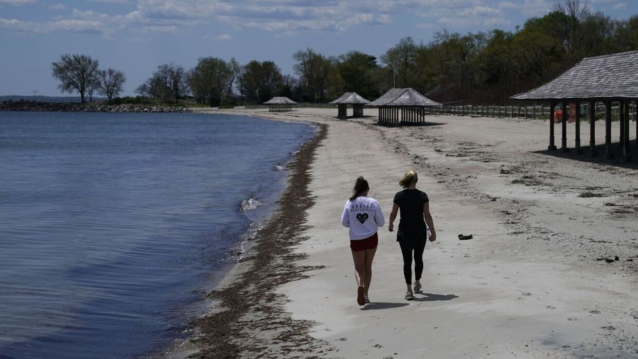 To personer er døde, efter at de har svømmet ved to forskellige lokationer ved farvandet Long Island Sound i delstaten Connecticut i USA.