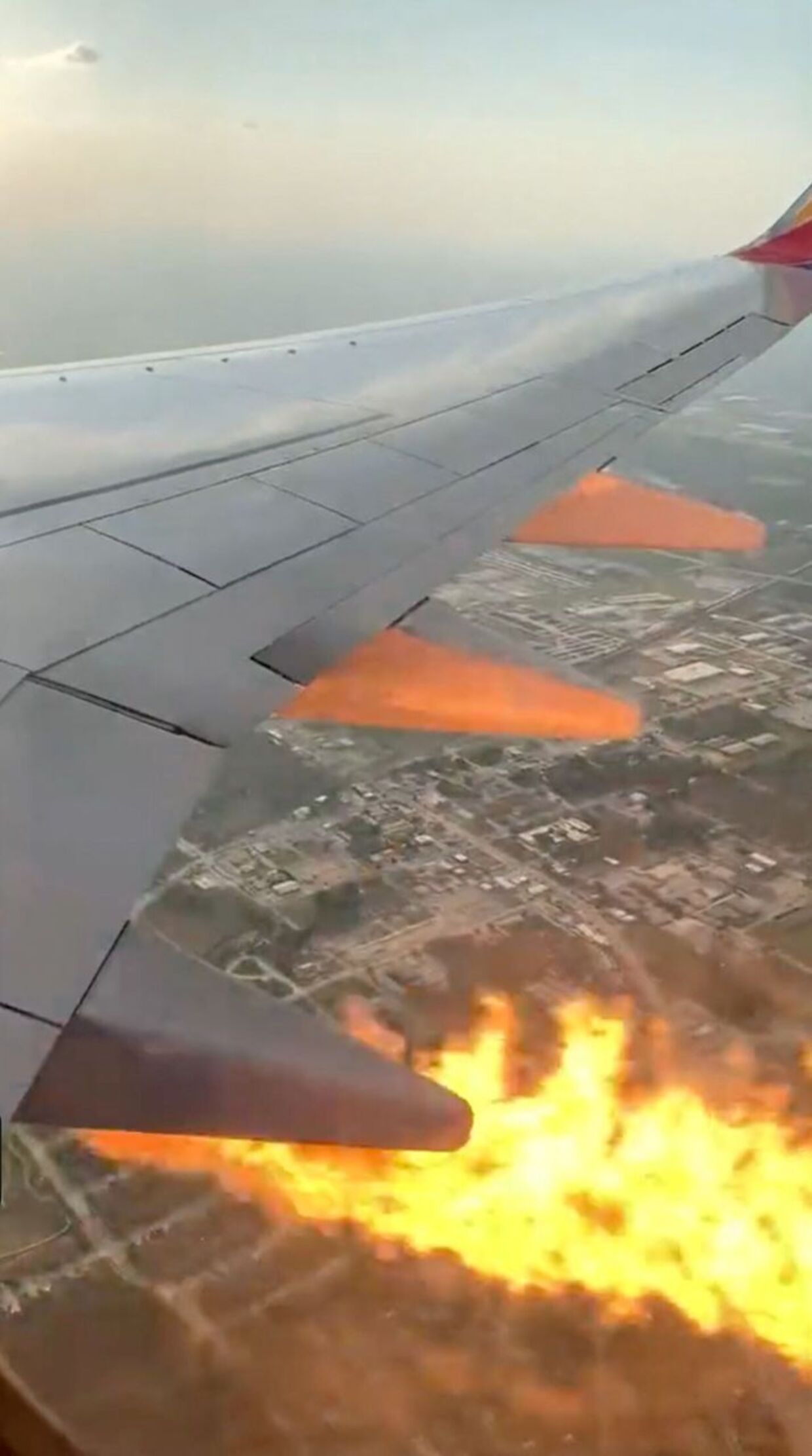 Sådan så det ud, da flammerne stod ud af motoren fra flyet.