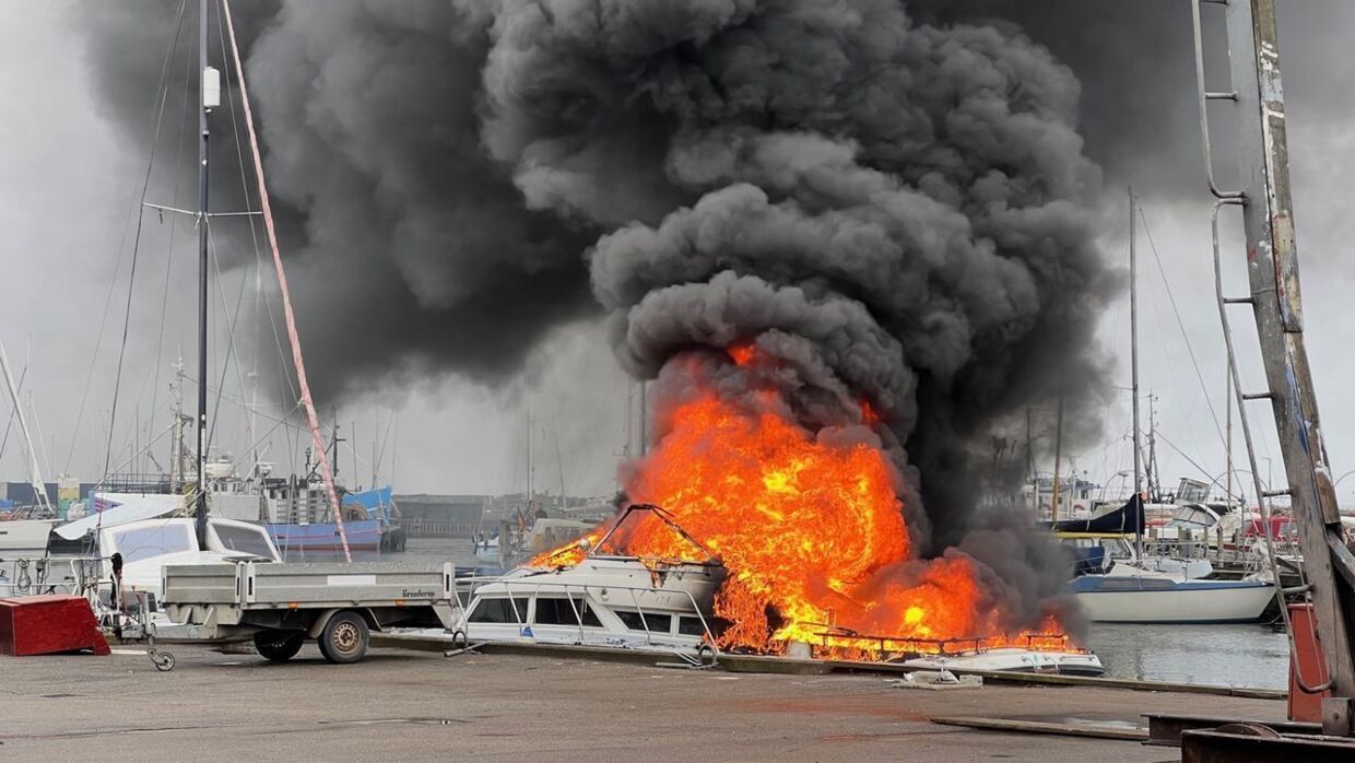 Masser flammer og masser af røg på havnen i Rødvig.