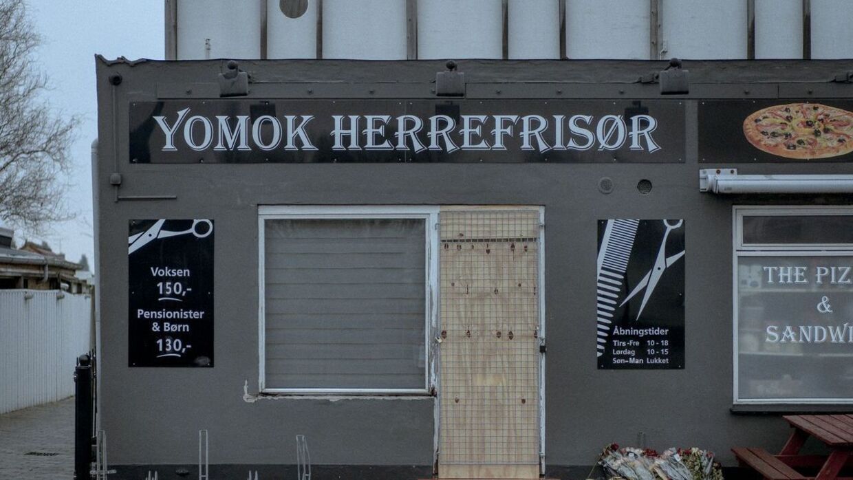 Først skete der et voldsomt skyder i Frisør Yomok, og senere blev der stukket ild til forretningen.