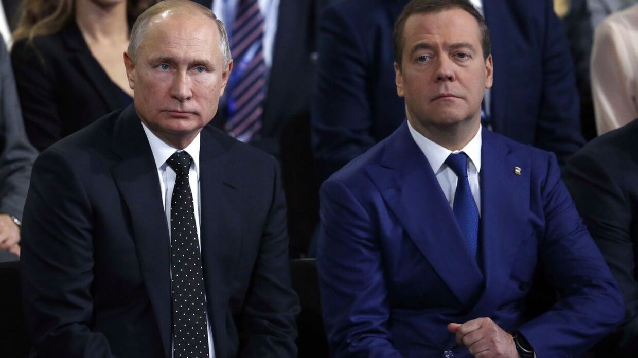 Dmitrij Medvedev er tidligere præsident for Rusland. Her ses han ved siden af den nuværende, Putin, som han endnu engang bakker fuldstændig op. 