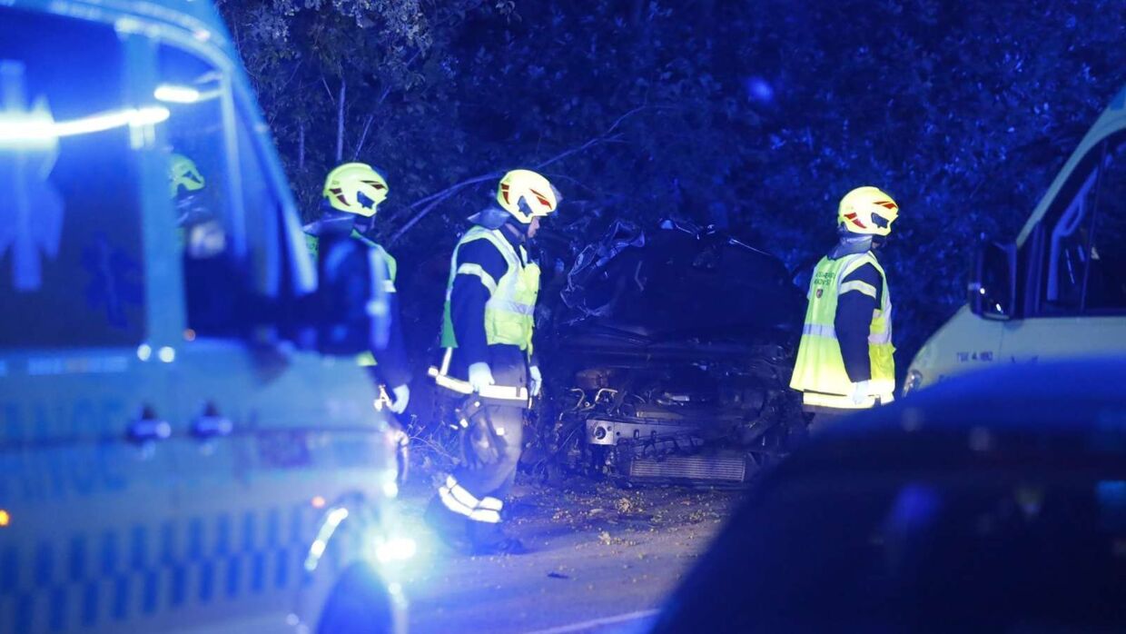 Kongevejen i Holte er tirsdag aften spærret efter det, som politiet i første omgang beskriver som et større færdselsuheld.