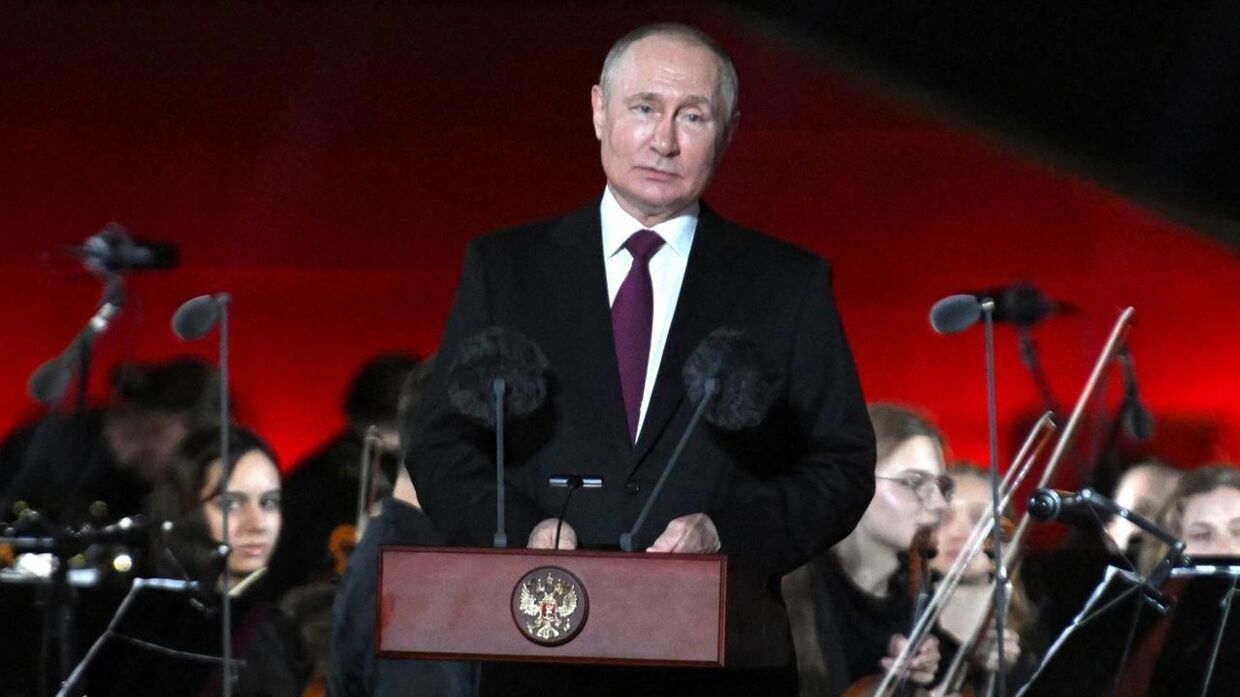 Onsdag aften deltog Putin i en koncert, mens hans tidligere tætteste allierede blev meldt dræbt. 