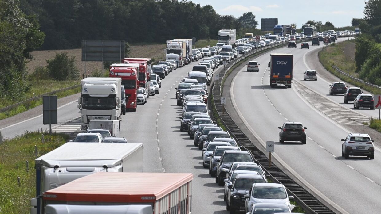 Det er anden dag i træk, at et færdselsuheld bremser trafikken på motorvejen E45 ved Horsens. Billedet her er taget torsdag eftermiddag 25. august.