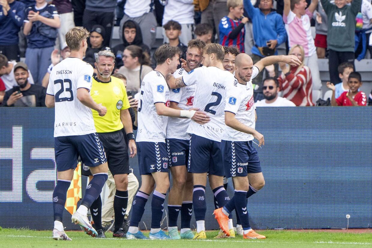 AGFs spillere jubler, efter Patrick Mortensen har scoret til 1-0 under superligakampen mellem AGF og Lyngby Boldklub søndag den 27. august 2023.. (Foto: Bo Amstrup/Ritzau Scanpix)