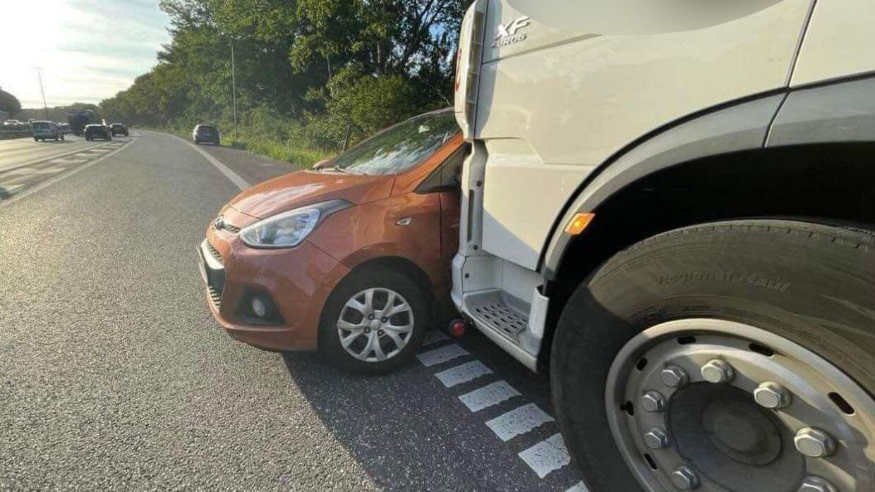 En personbil og lastbil kørte sammen på Amagermotorvejen onsdag morgen. 