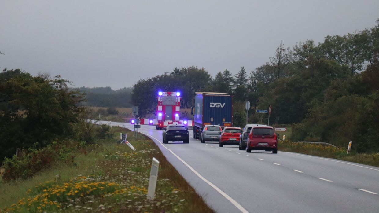 En 34-årig motorcyklist mistede livet i en voldsom ulykke på Ringkøbingvej tidligt torsdag morgen.