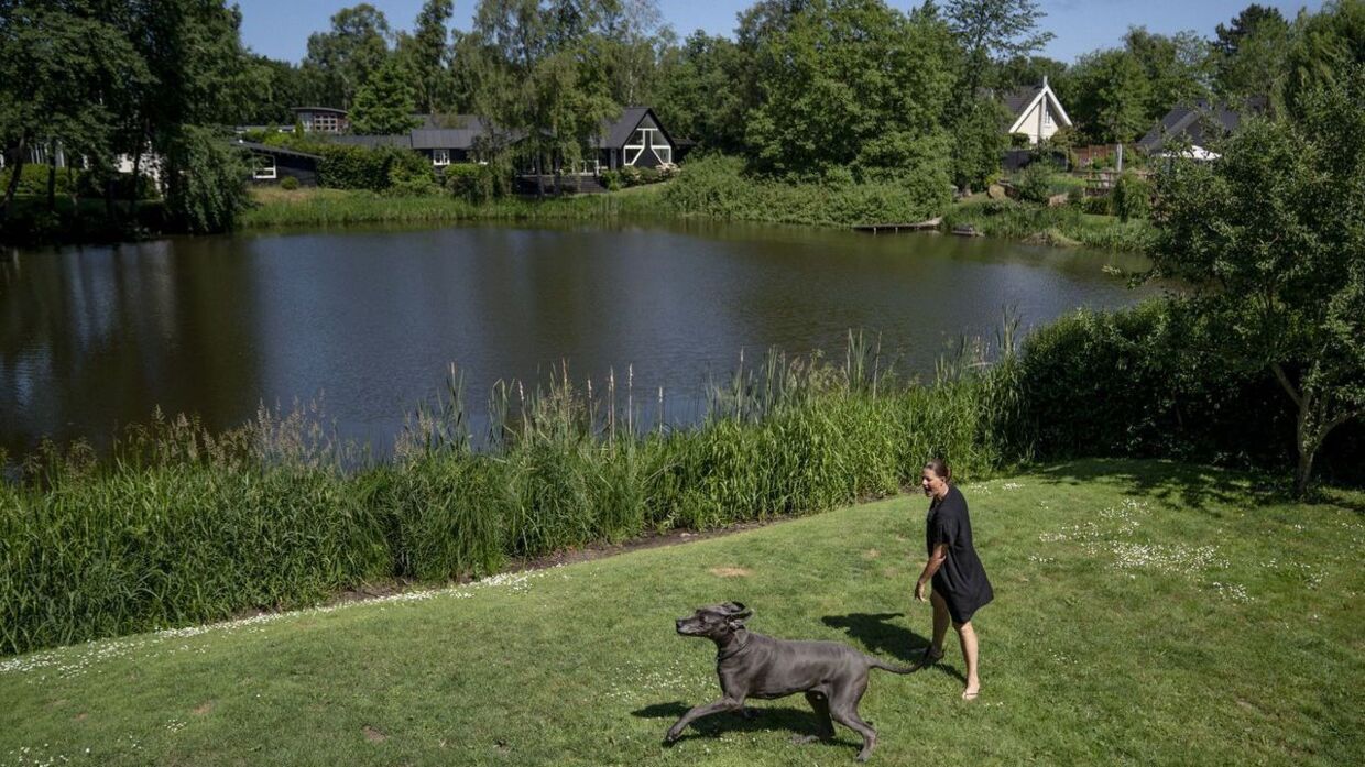 Mette Blomsterberg har nu næsten fået solgt sin luksusvilla i Ålsgårde med privat sø.