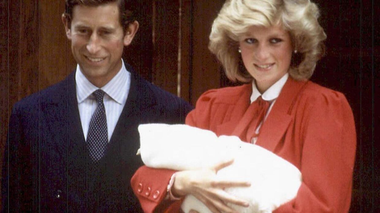 Prins Charles og prinsesse Diana viser de nyfødte søn Harry frem for første gang, i 1984.