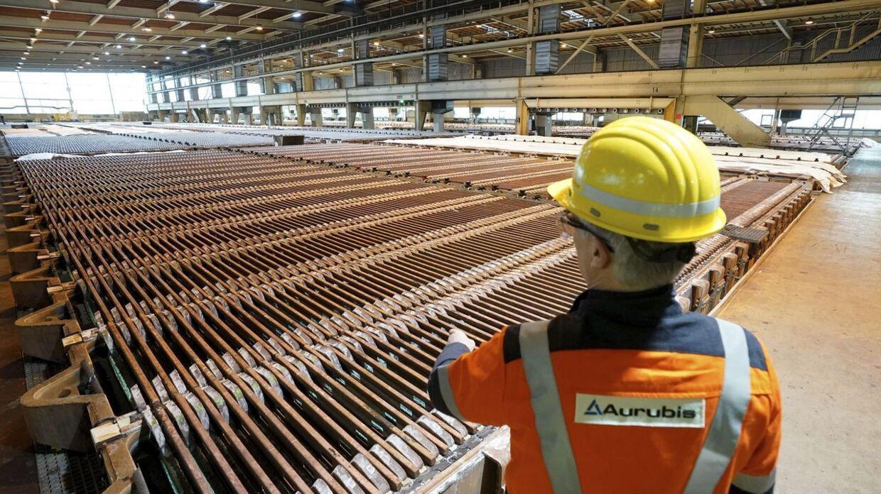 Aurubis er en gigantisk kobbersmeltnings- og genbrugskoncern. Her er et billede indefra fabrikken.