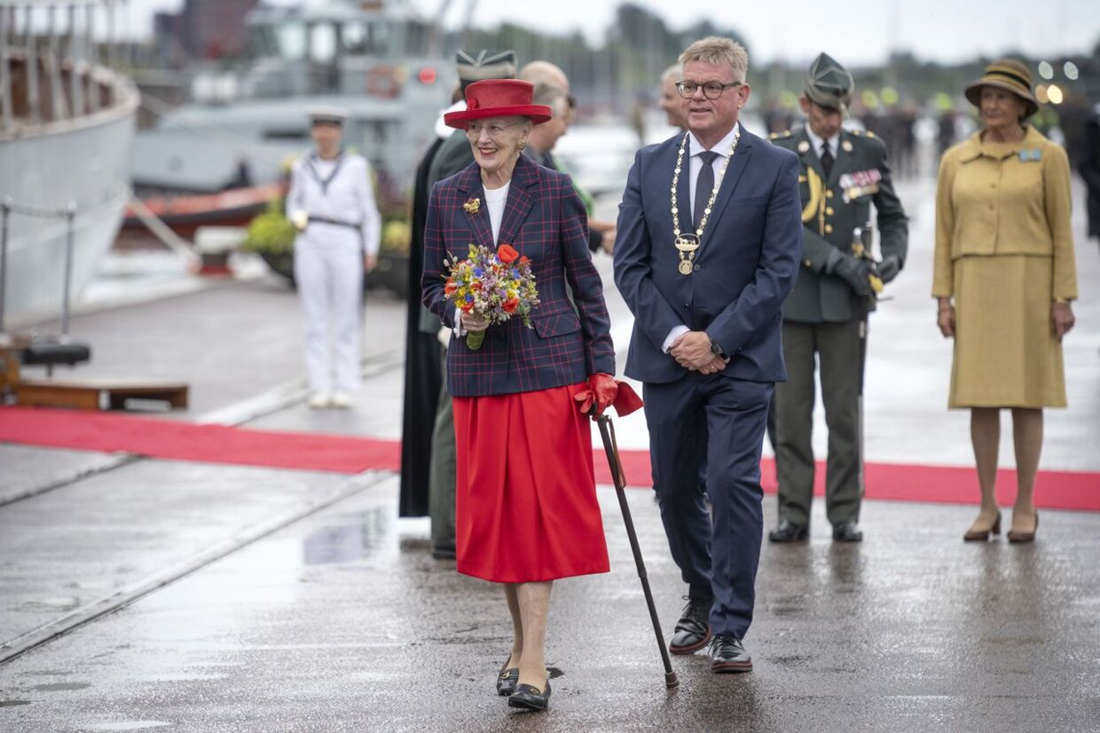 Dronning Margrethe blev taget imod af borgmester Torben Hansen – og de mange fremmødte lokale royalister – da hun torsdag formiddag ankom med Kongeskibet Dannebrog i Randers Havn.