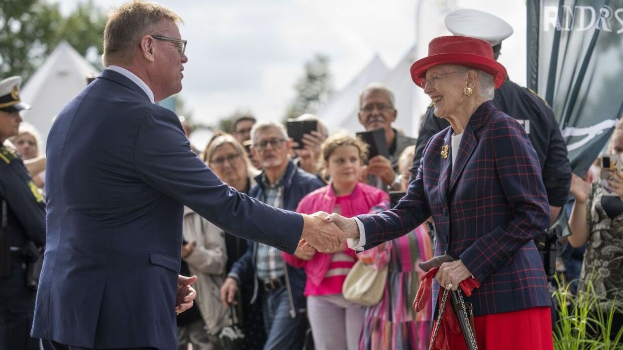 Under Dronning Margrethes sommertogt i Randers Kommune blev majestæten også præsenteret for Tronholmparken, som er et lokalt, grønt aktivitetsområde – og også her var der, som til alle dagens officielle programpunkter, pakket med mennesker, der håbede at få et glimt af dronningen.