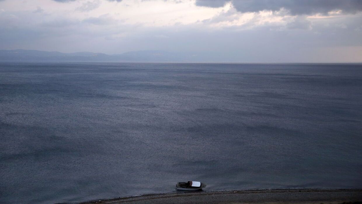 En båd benyttet af migranter ses på en strand på den græske ø Lesbos (arkivfoto).