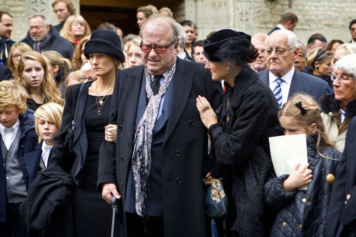 Døtrene Julie og Emilie Brandt støtter deres far til Margit Brandts begravelse.
