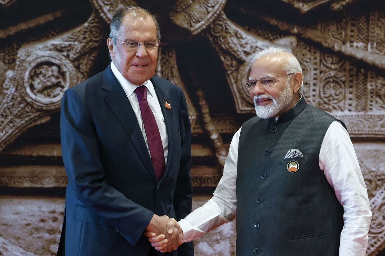 Ruslands Sergej Lavrov hilser på den indiske premierminister Narendra Modi, der var vært ved årets G20-møde.