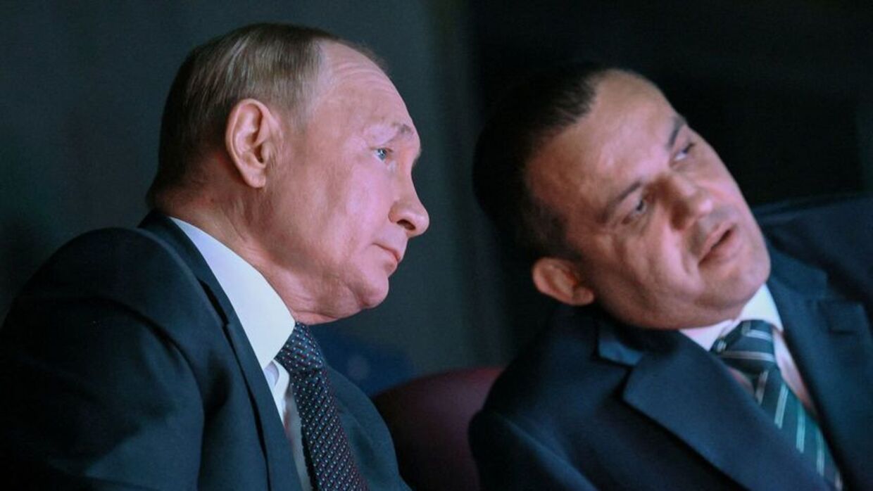 Den russiske præsident Vladimir Putin i tæt samtale med IBA's leder Umar Kremlev.