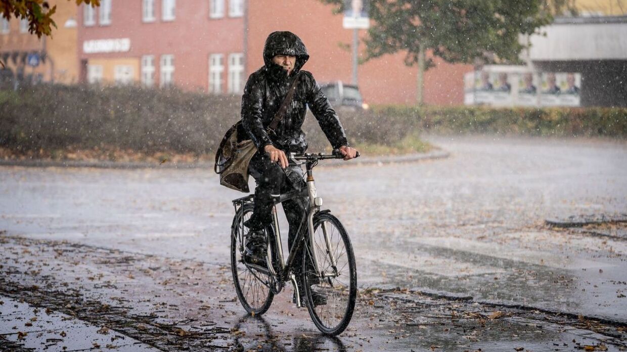 Arkivfoto. Tirsdag passerer en koldfront Danmark. Den kan give en hel del regn.