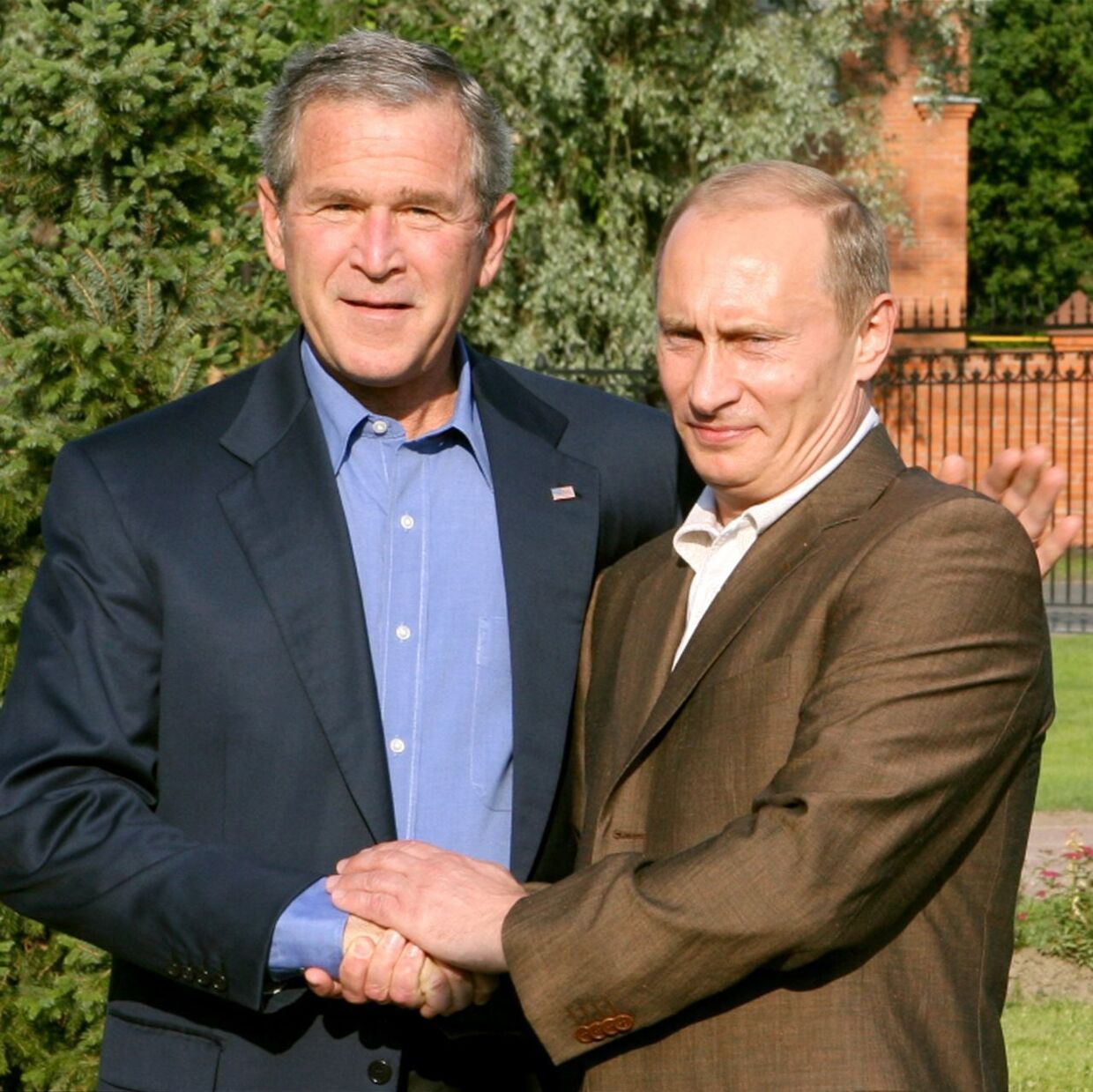 Så gode venner var lederne fra USA og Rusland dengang i sommeren 2006, George W. Bush og Vladimir Putin. 17 år er længe siden.
