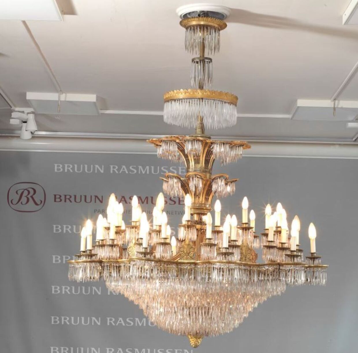 På den sidste auktion i lokalerne i Bredgade kan man købe den fornemme lysekrone, der har hængt alle 75 år i auktionssalen. Foto: Bruun Rasmussen / PR.
