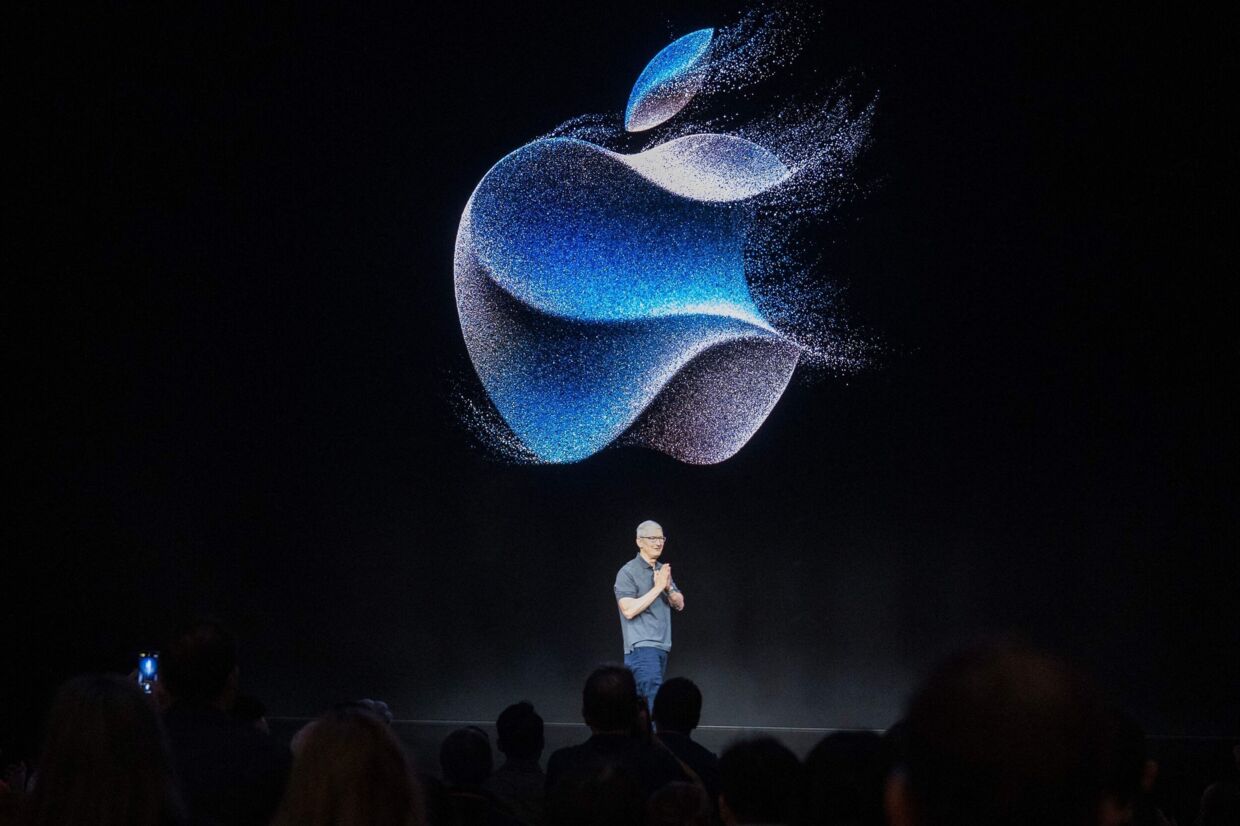 Apples topchef, Tim Cook, præsenterer den nye iPhone 15 på et pressemøde.