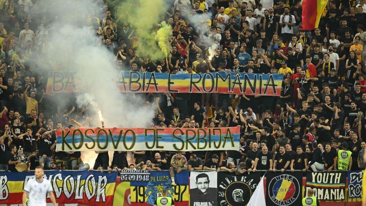 Nogle af de bannere, de rumænske fans havde med.