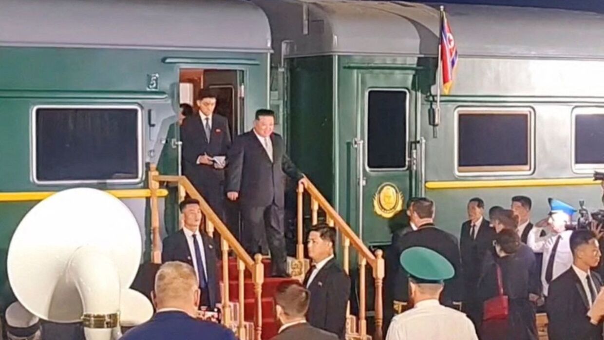 Den nordkoreanske leder blev mødt af en større velkomstkomité, da han tirsdag ankom til Rusland. 