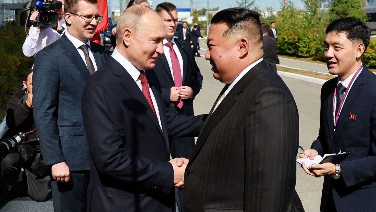Her ses Vladimir Putin og Kim Jong-un mødes onsdag. 