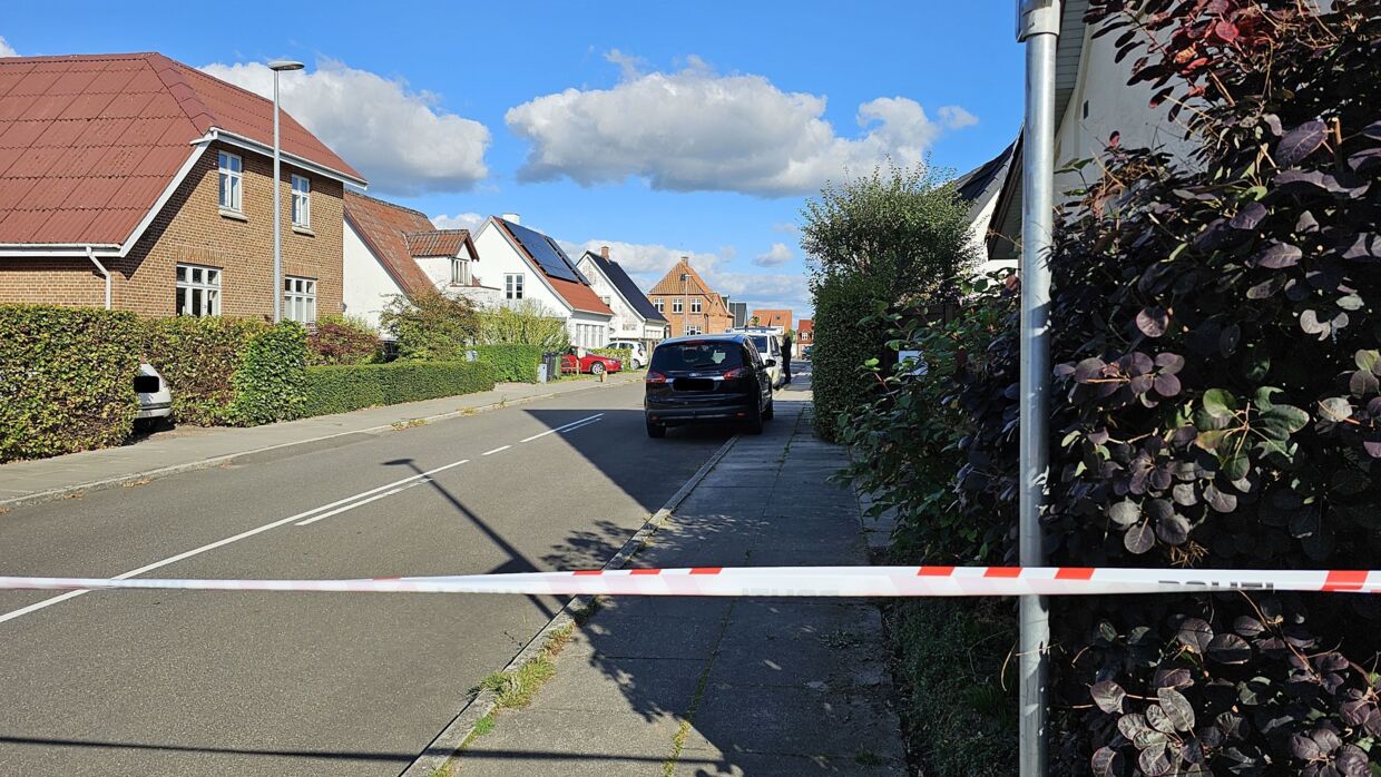 En kvinde blev onsdag kørt på hospitalet i kritisk tilstand efter et voldeligt overfald i Silkeborg.