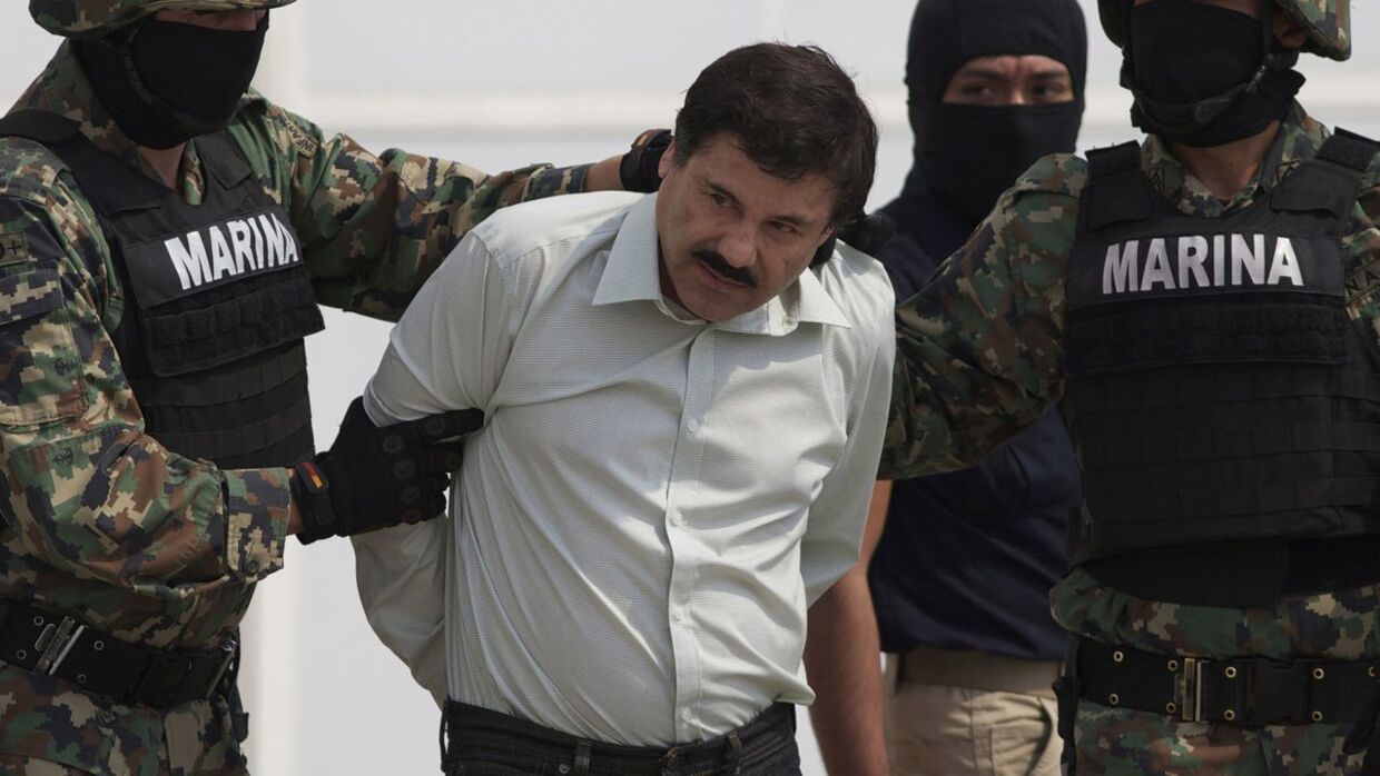 Joaquin 'El Chapo' Guzman ses her blive anholdt efter sin mangeårige flugt tilbage i 2014.