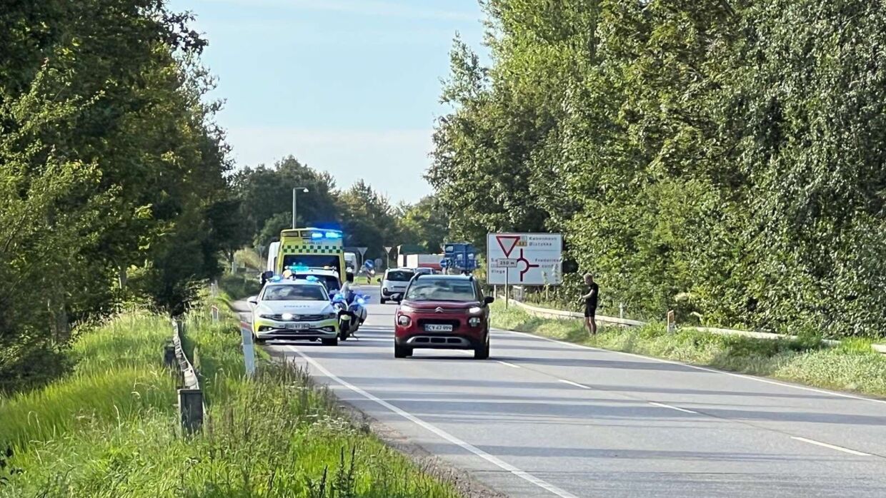Et større opbud af politi og ambulancer spærrede Frederikssundsvej torsdag morgen, hvor en kondiløber blev fundet livløs i skovbunden. 