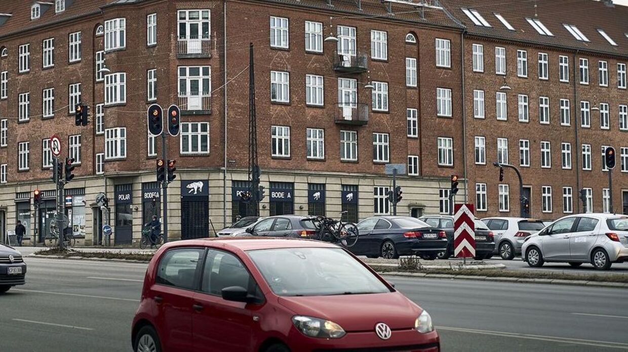 Lyngbyvej og Hans Knudsens Plads er offer for en del trafik ind og ud af byen.