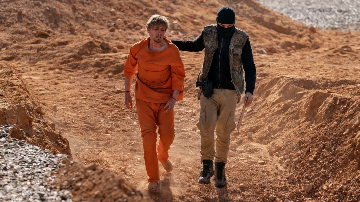Scene fra filmen 'Ser du månen, Daniel', hvor Daniel Rye føres ud i ørkenen for at overvære en henrettelse.