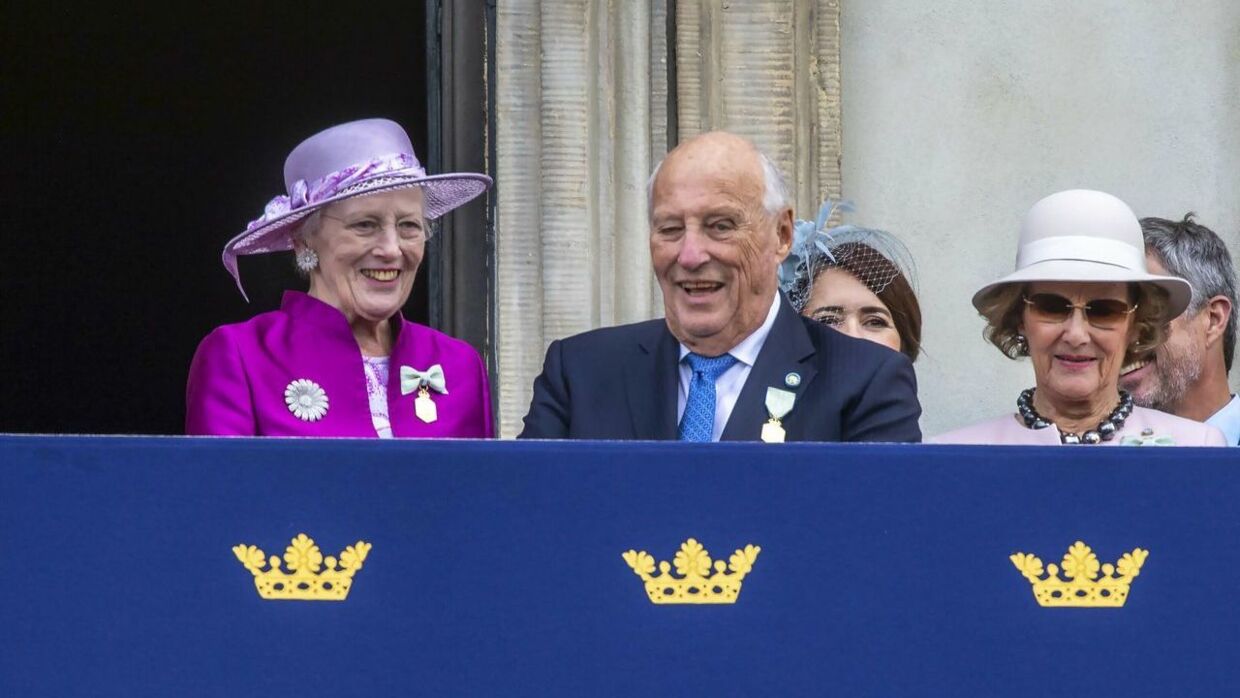 Dronning Margrethe så ud til at fornøje sig i Kong Haralds selskab ved den svenske konges regeringsjubilæum.