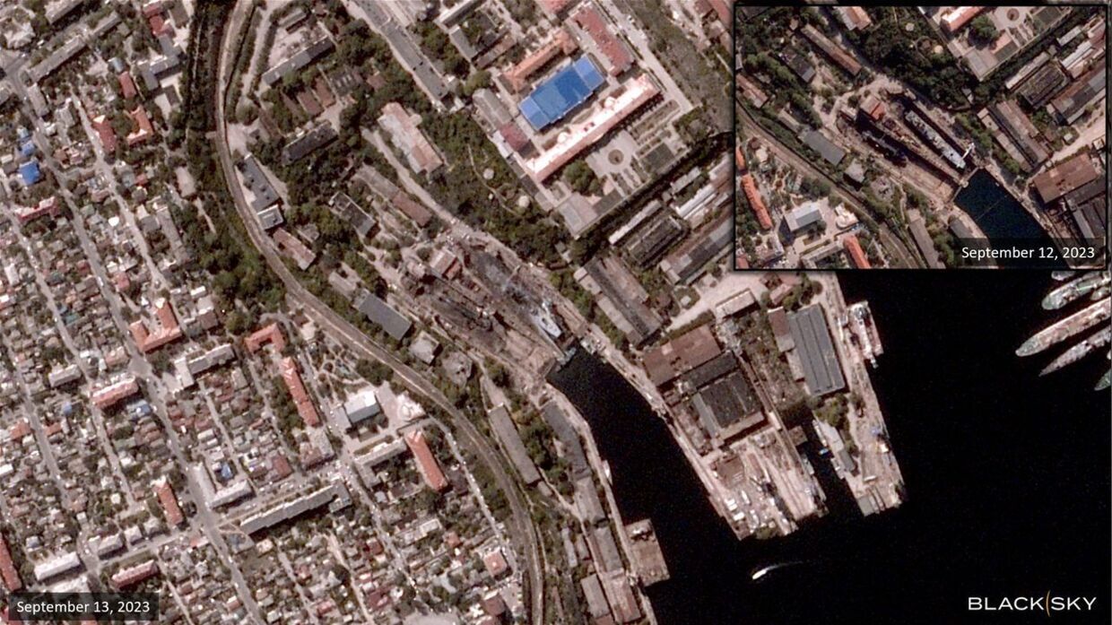 I det store billede ses flådehavnen i Sevastopol på Krim efter angrebet. I det lille billede ses området dagen forinden.
