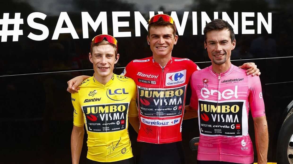 Vingegaard, Kuss og Roglic i hver sin Grand Tour-førertrøje.