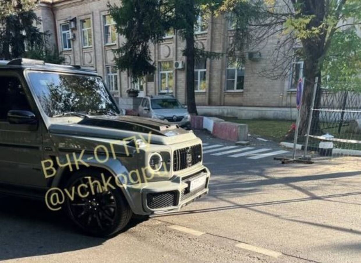 En af de dyre tjetjenske biler foran hospitalet i Kreml.