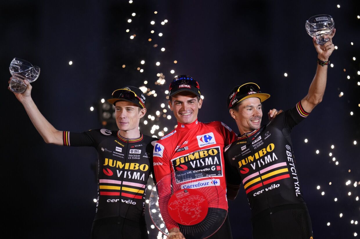Vuelta a España sluttede i ren Jumbo-Visma-triumf med alle tre podiepladser. Sepp Kuss (midterst) vandt foran Jonas Vingegaard (tv.) og Primoz Roglic.