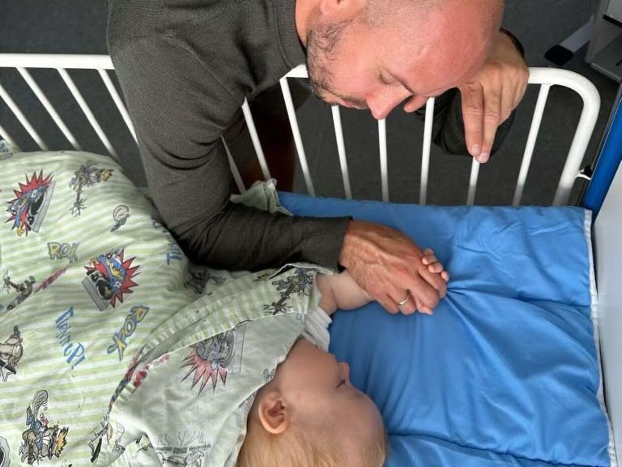 Kenneth med sin søn på hospitalet.