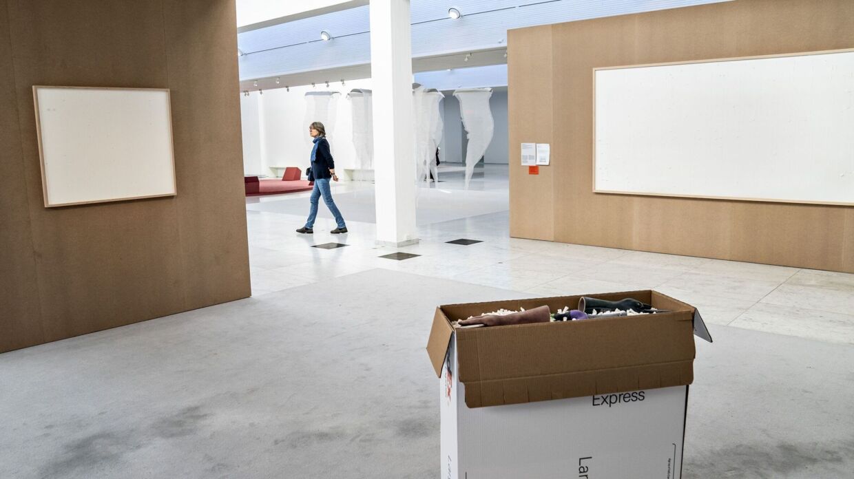 To tilsyneladende tomme billedrammer blev udstillet på museet Kunsten i Aalborg. Kunstneren Jens Haaning havde lånt mere end en halv million kroner af museet, som skulle udstilles som kontanter klistret op på lærrederne. Det blev de ikke. Kunstneren tog pengene og kaldte værket 'Take the Money and Run'. Foto: Henning Bagger/Ritzau Scanpix
