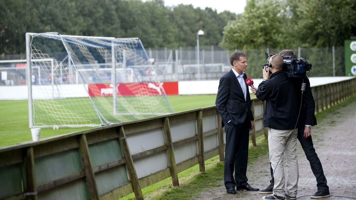 Niels Thorborg, bestyrelsesformand i Odense Sport og Event som ejer OB taler med journalister efter en træning i Ådalen.