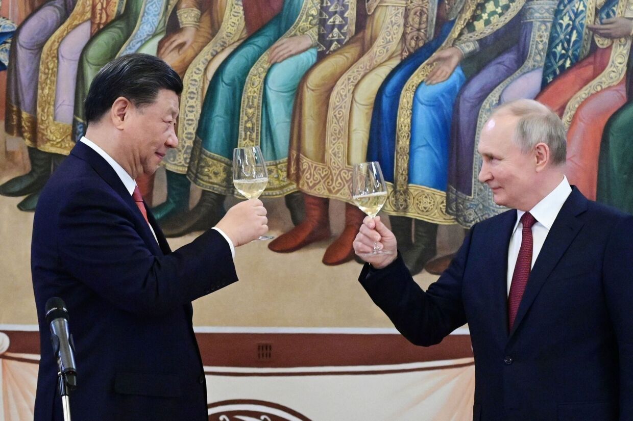 Kinas leder, Xi Jinping, var på besøg i Rusland i marts, hvor han mødtes med den russiske præsident, Vladimir Putin. Nu bekræfter generalsekretæren for det russiske sikkerhedsråd, at Putin skal på besøg i Kina til oktober.
