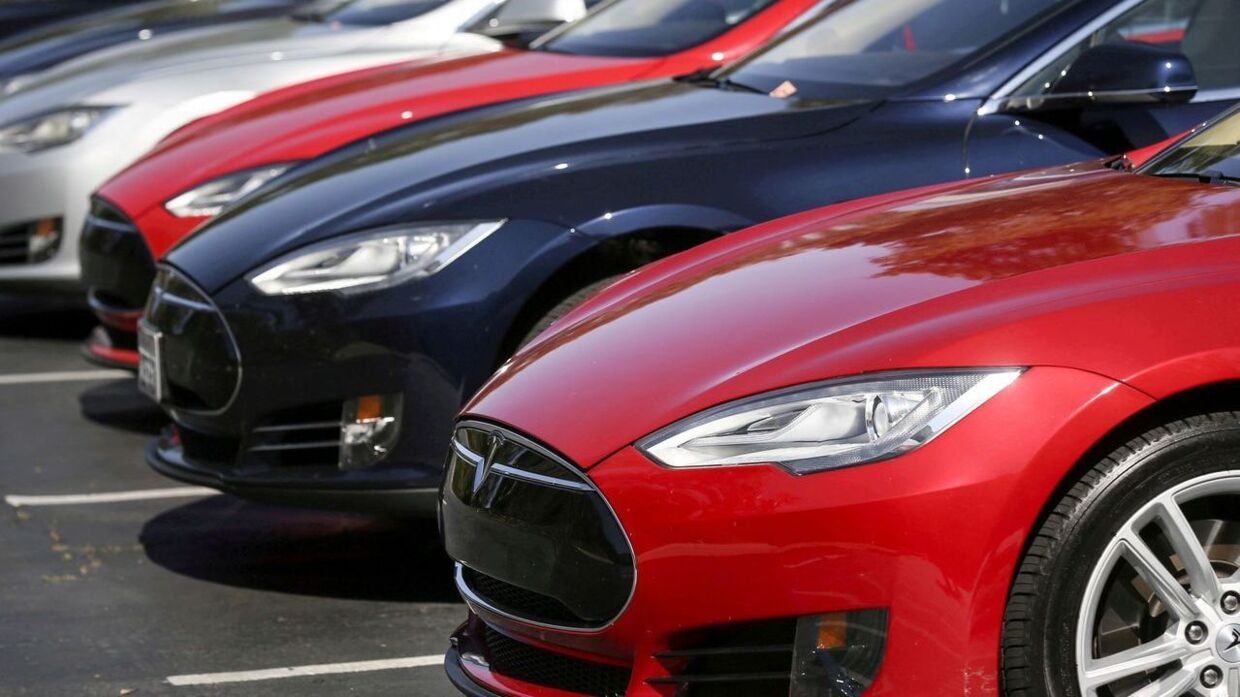 A row of Tesla Model S sedans are seen outside the company's headquarters in Palo Alto, California April 30, 2015. REUTERS/Elijah Nouvelage