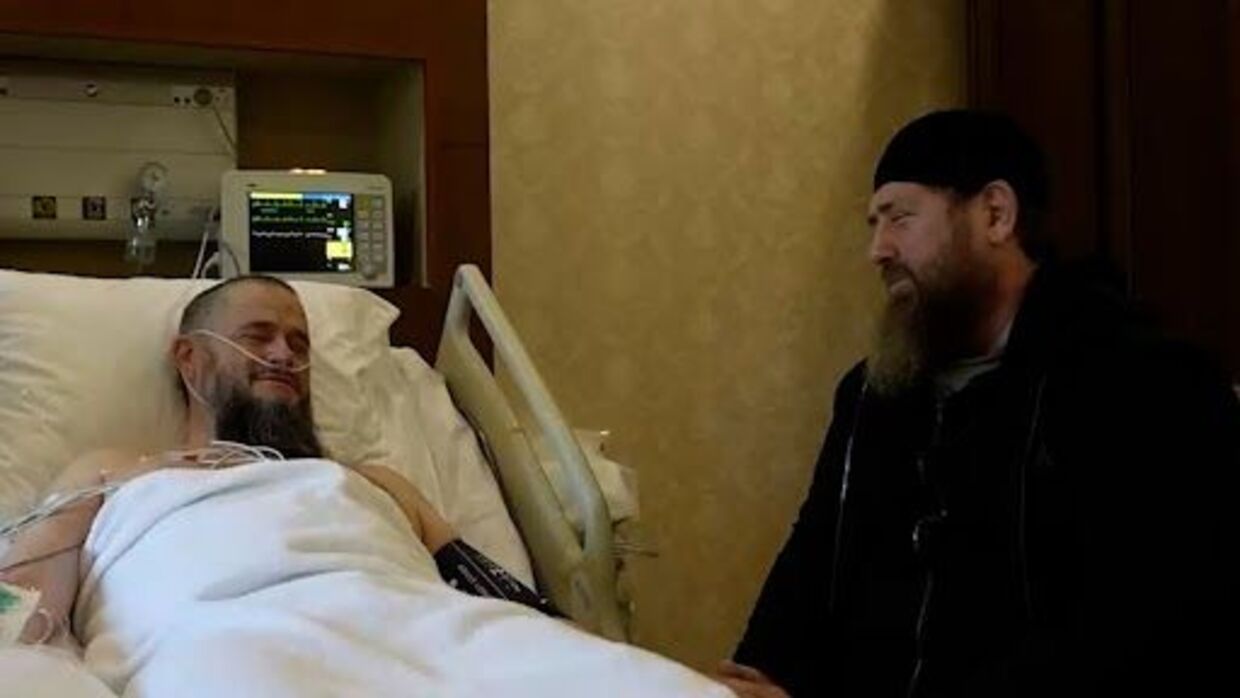 Ramzan Kadyrov (th.) sidder ved sin onkels side på hospitalet.
