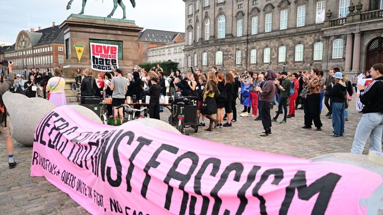 Her ses flere forskellige grupper demonstrere på Christiansborgs Slotsplads onsdag aften. Men Rasmus Paludan er altså ikke dukket op på grund af forbuddet. 