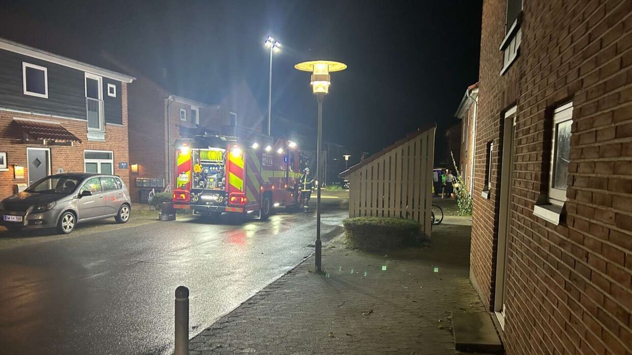 Politiet og brandvæsenet har natten i gennem været til stede i boligområdet i Odense. 