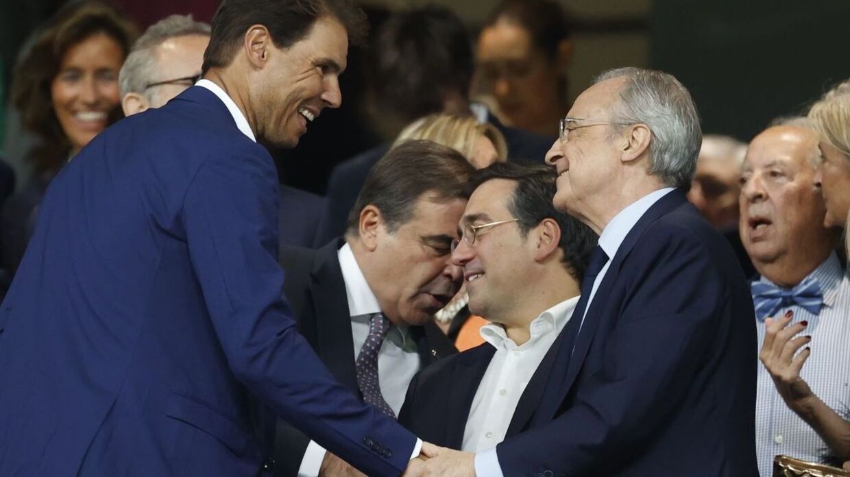 En nuværende og en potentiel fremtidig præsident for Real Madrid hilser på hinanden. Rafael Nadal mødte Florentino Pérez ved kongeklubbens kamp mod Real Sociedad.